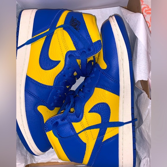 FLASH SALE(Ending SOON)‼️ Air Jordan 1 “Laney” Women Size 6 - Picture 1 of 3
